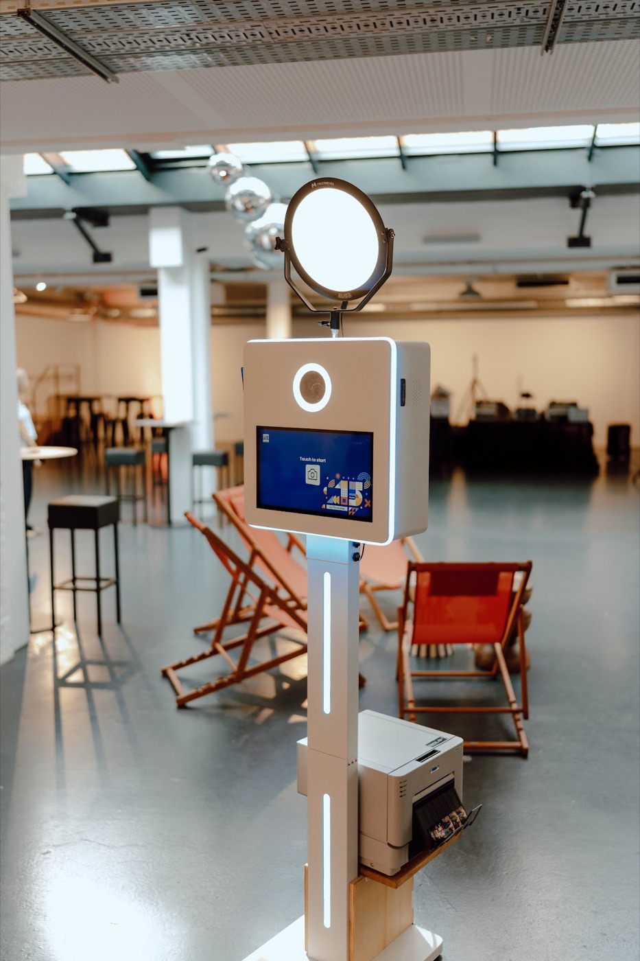La borne photobooth installée dans une salle de réception