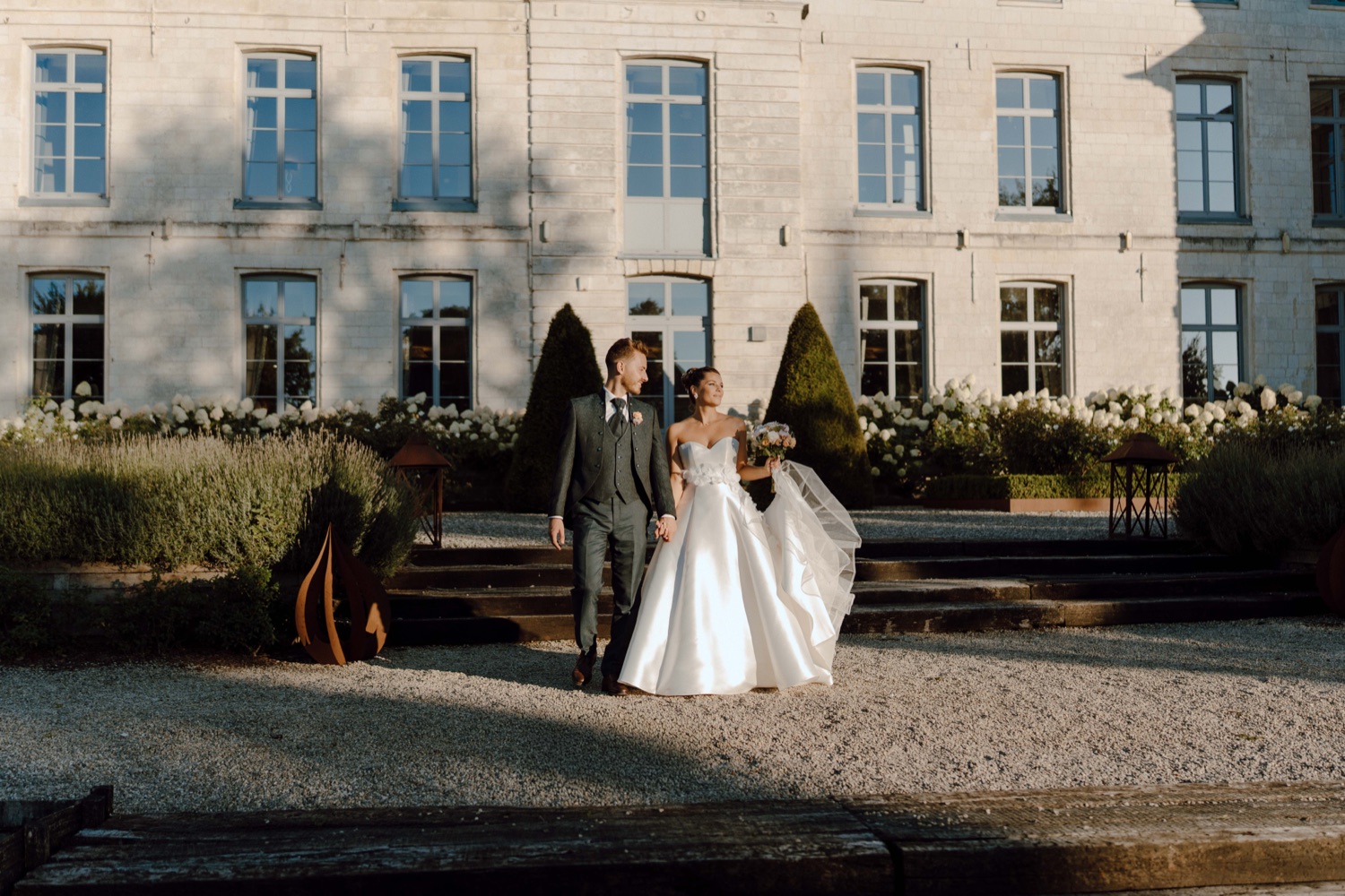 Mariés devant un château dans le Nord, lumière de fin de journée